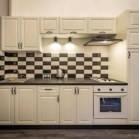 Central Apartments Kiev Bagian luar foto