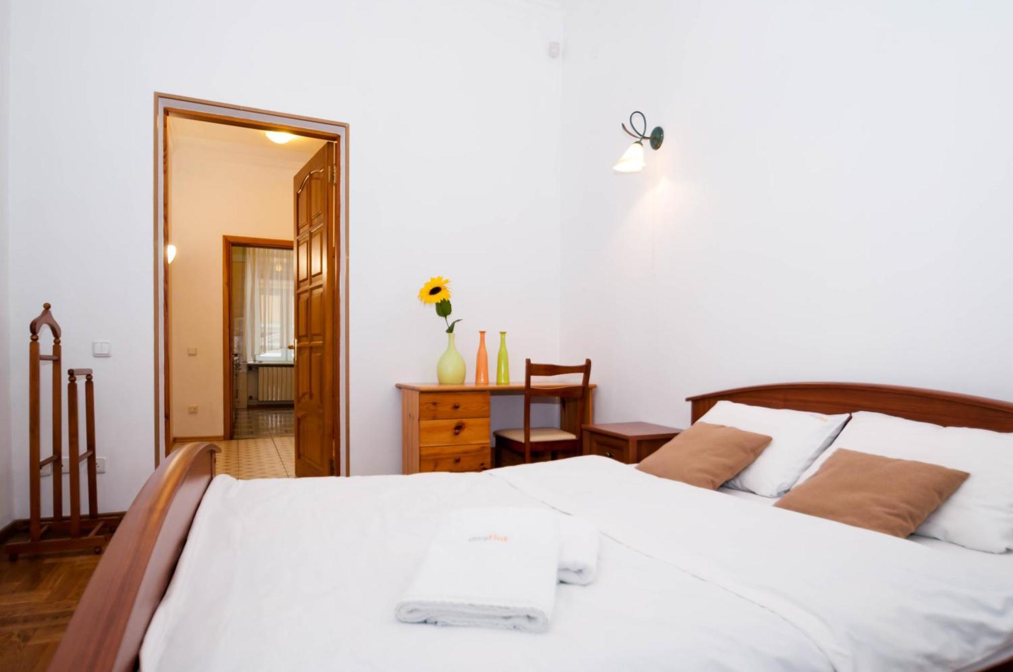 Central Apartments Kiev Bagian luar foto