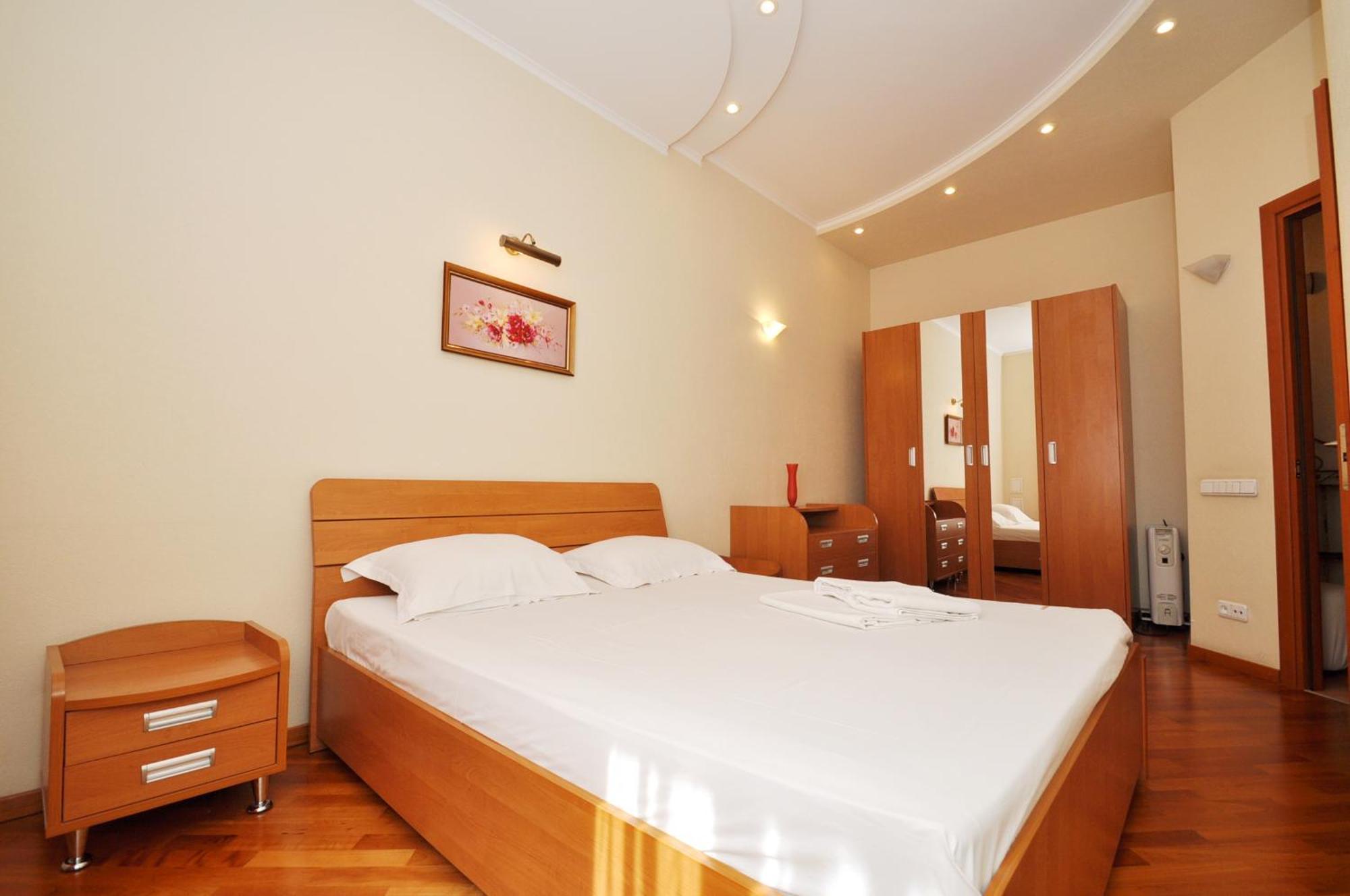 Central Apartments Kiev Bagian luar foto