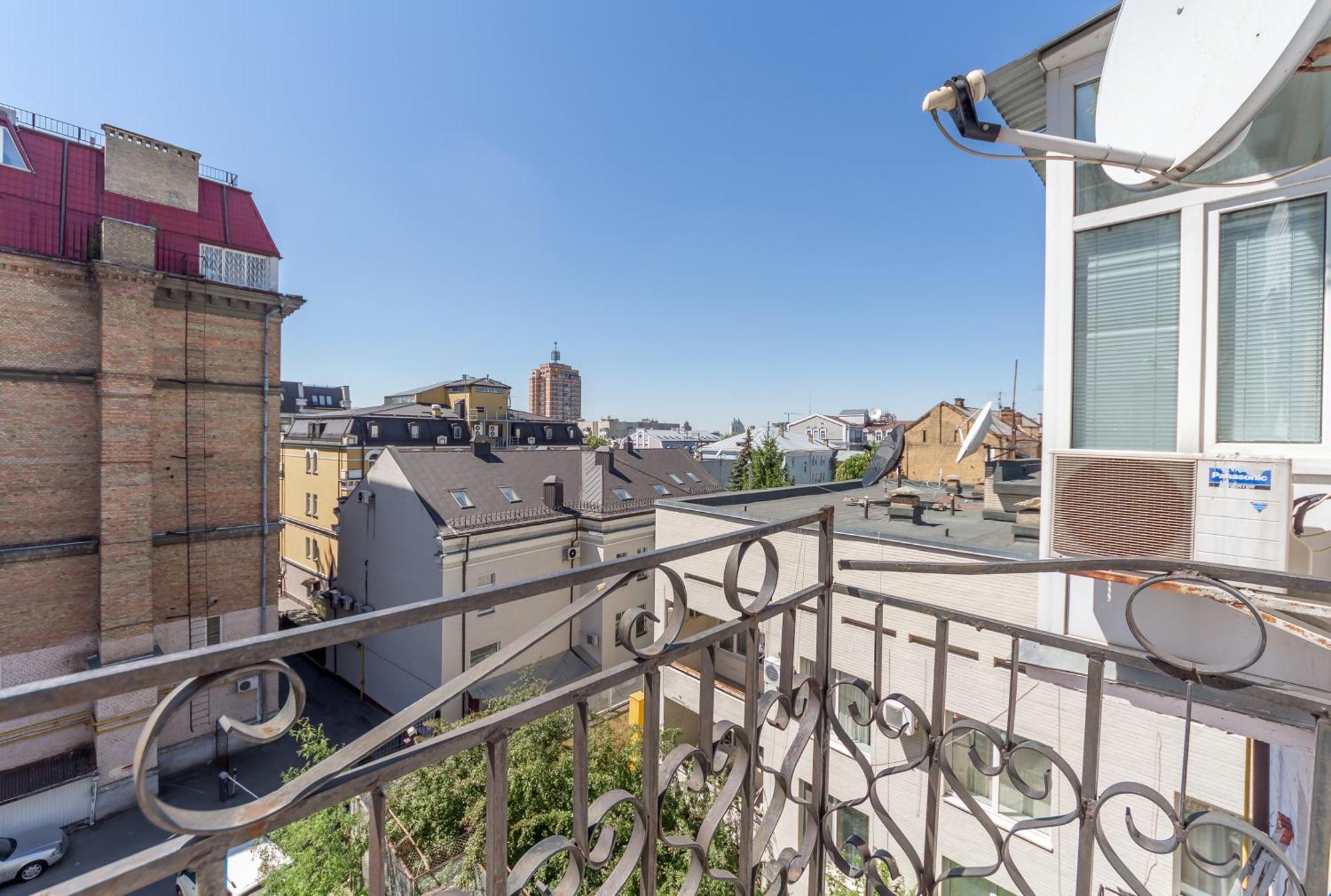 Central Apartments Kiev Bagian luar foto