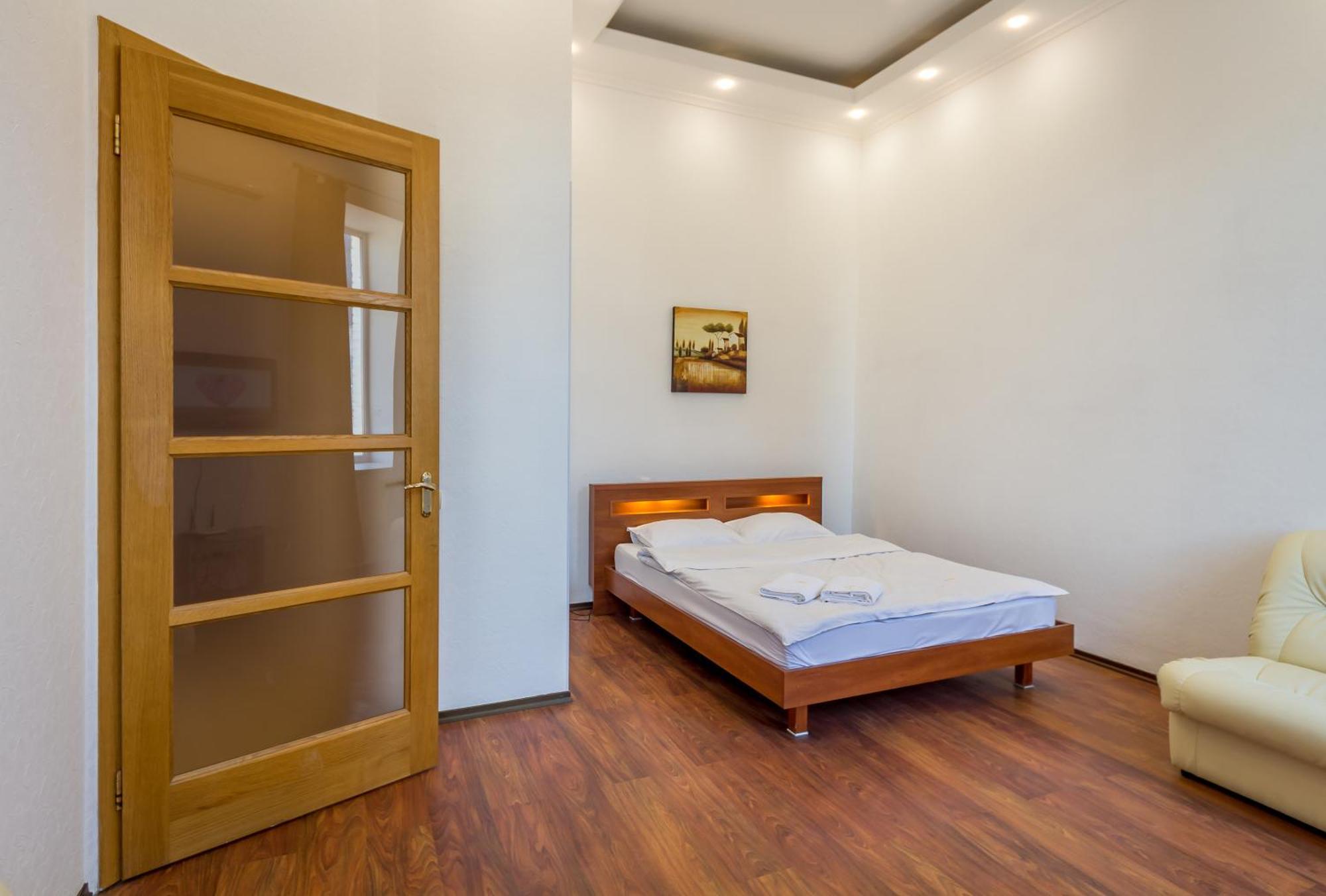 Central Apartments Kiev Bagian luar foto