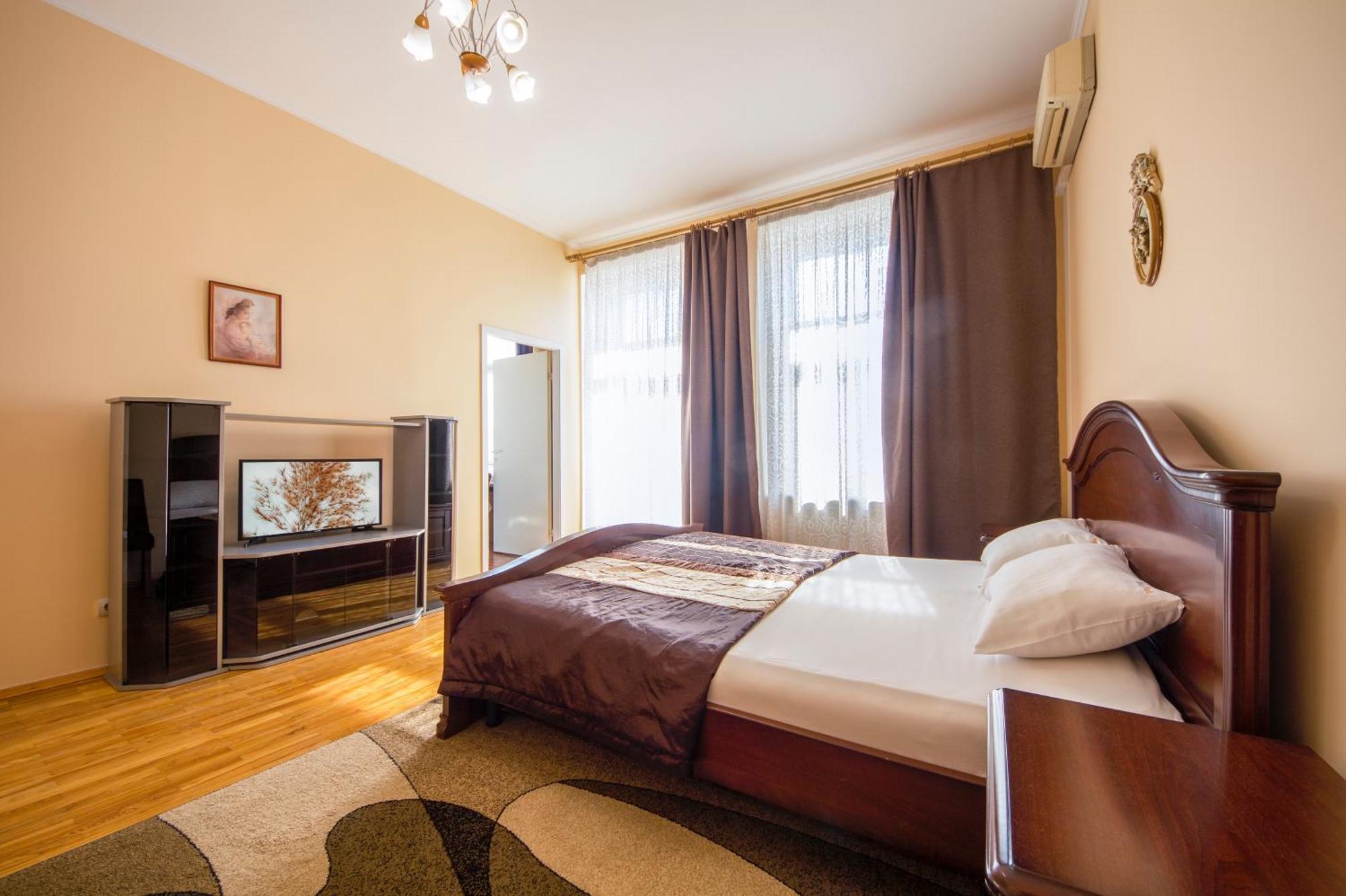 Central Apartments Kiev Bagian luar foto