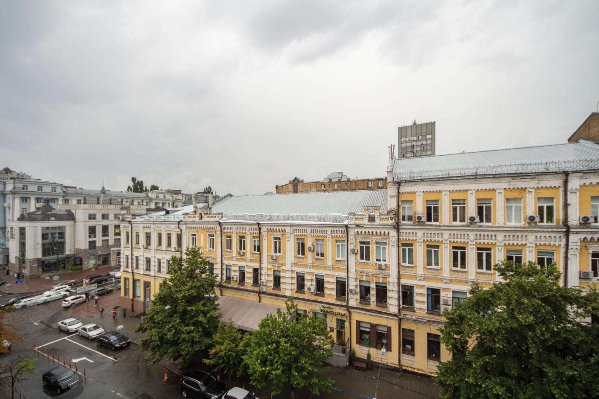 Central Apartments Kiev Bagian luar foto