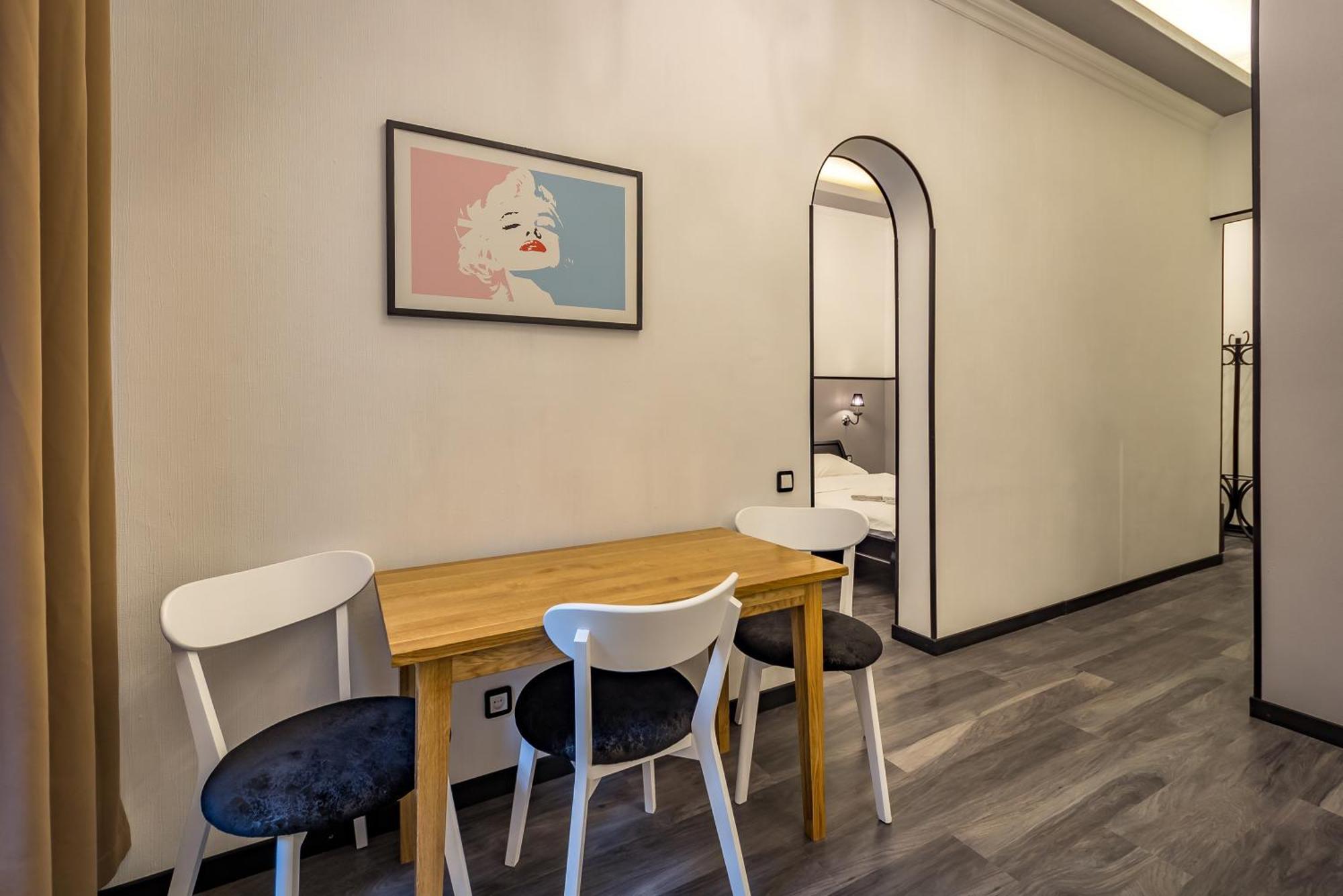 Central Apartments Kiev Bagian luar foto
