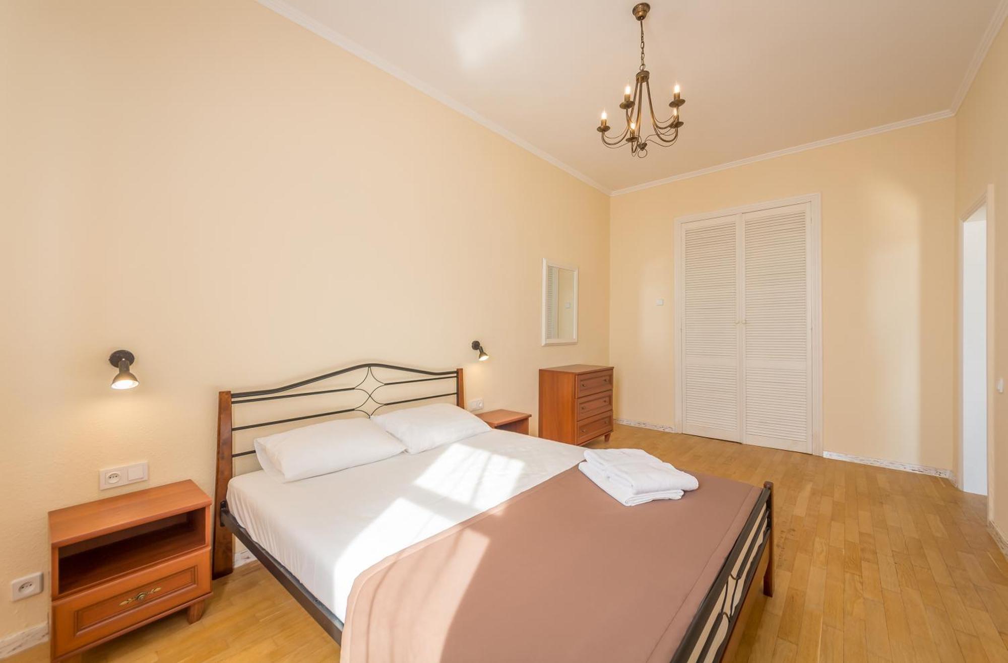 Central Apartments Kiev Bagian luar foto